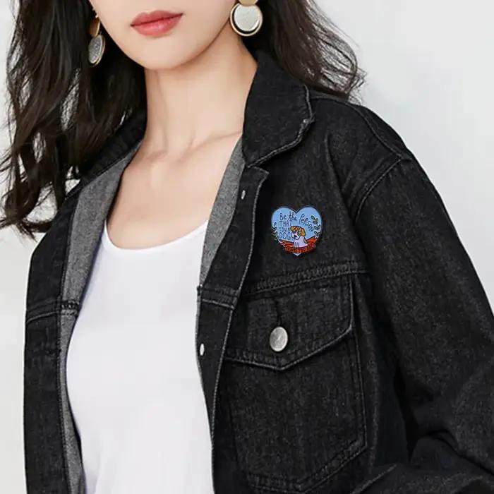 Broches à cœur pour chien en métal avec design moderne et thème films et télévision pour homme et femme occasions spéciales