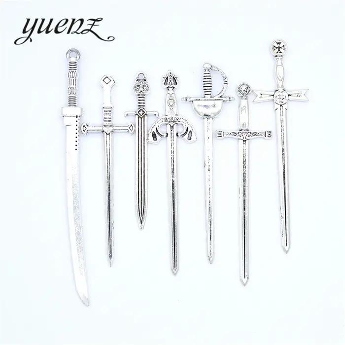 Charms d'épée médiévale pour la fabrication de bijoux avec style vintage et couleurs variées pour occasions spéciales