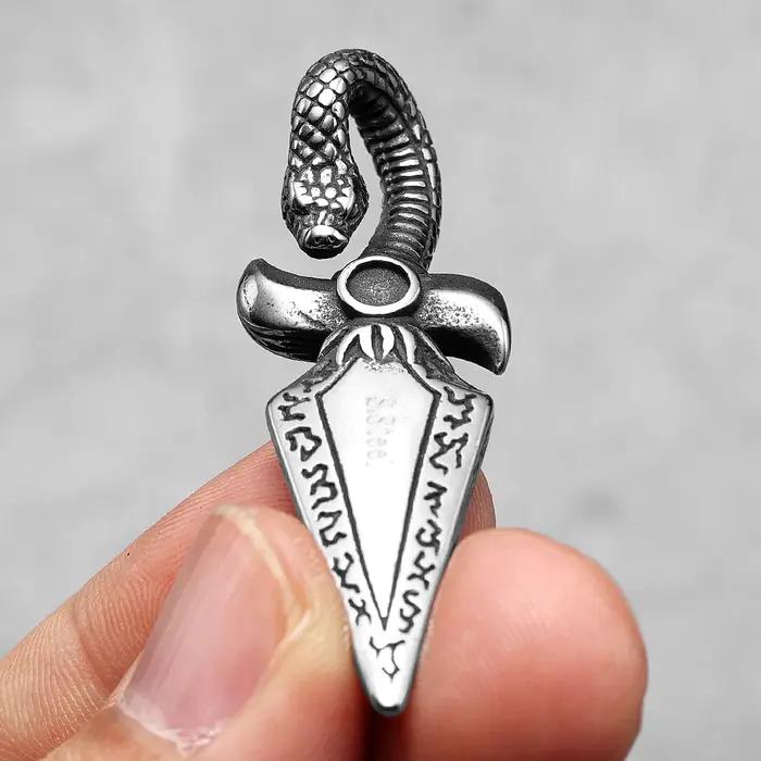 Colliers avec poignard serpent en acier inoxydable pour hommes et femmes