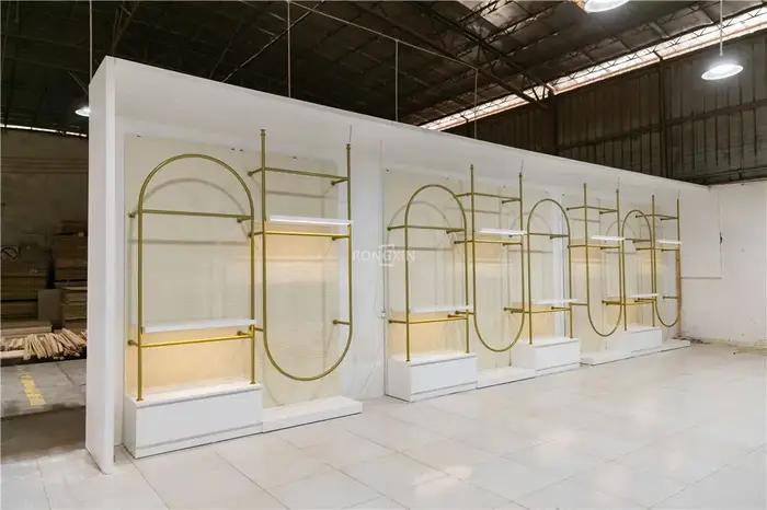 Présentoir de vêtements moderne sur mesure, vitrine en bois pour boutique, aménagement intérieur de magasin de détail