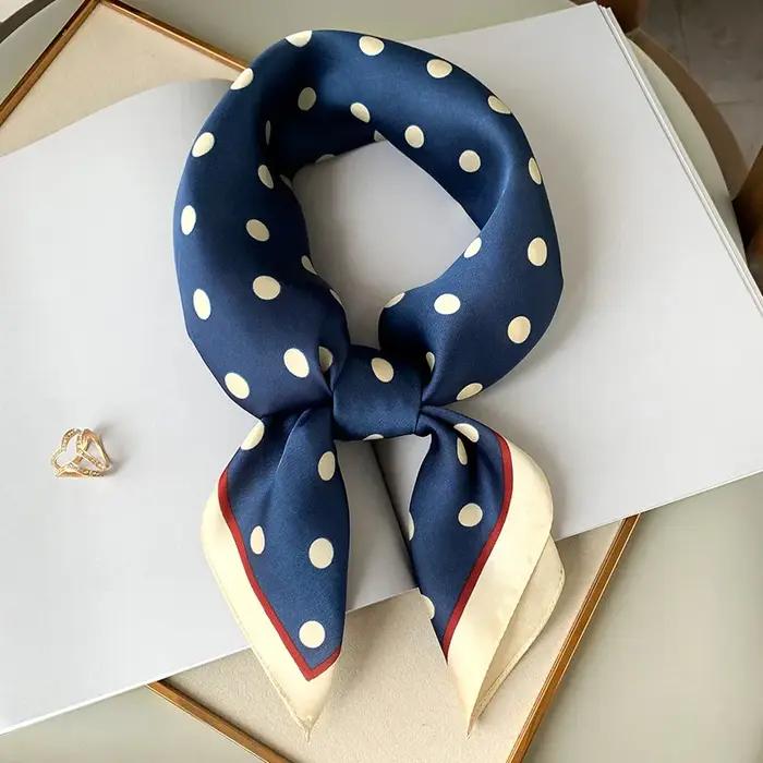 Écharpe carrée à pois pour femme