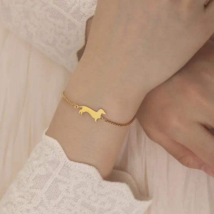 Bracelet à breloques teckel pour femmes acier inoxydable double couche avec motifs floraux cadeau bijoux pour femmes occasions spéciales